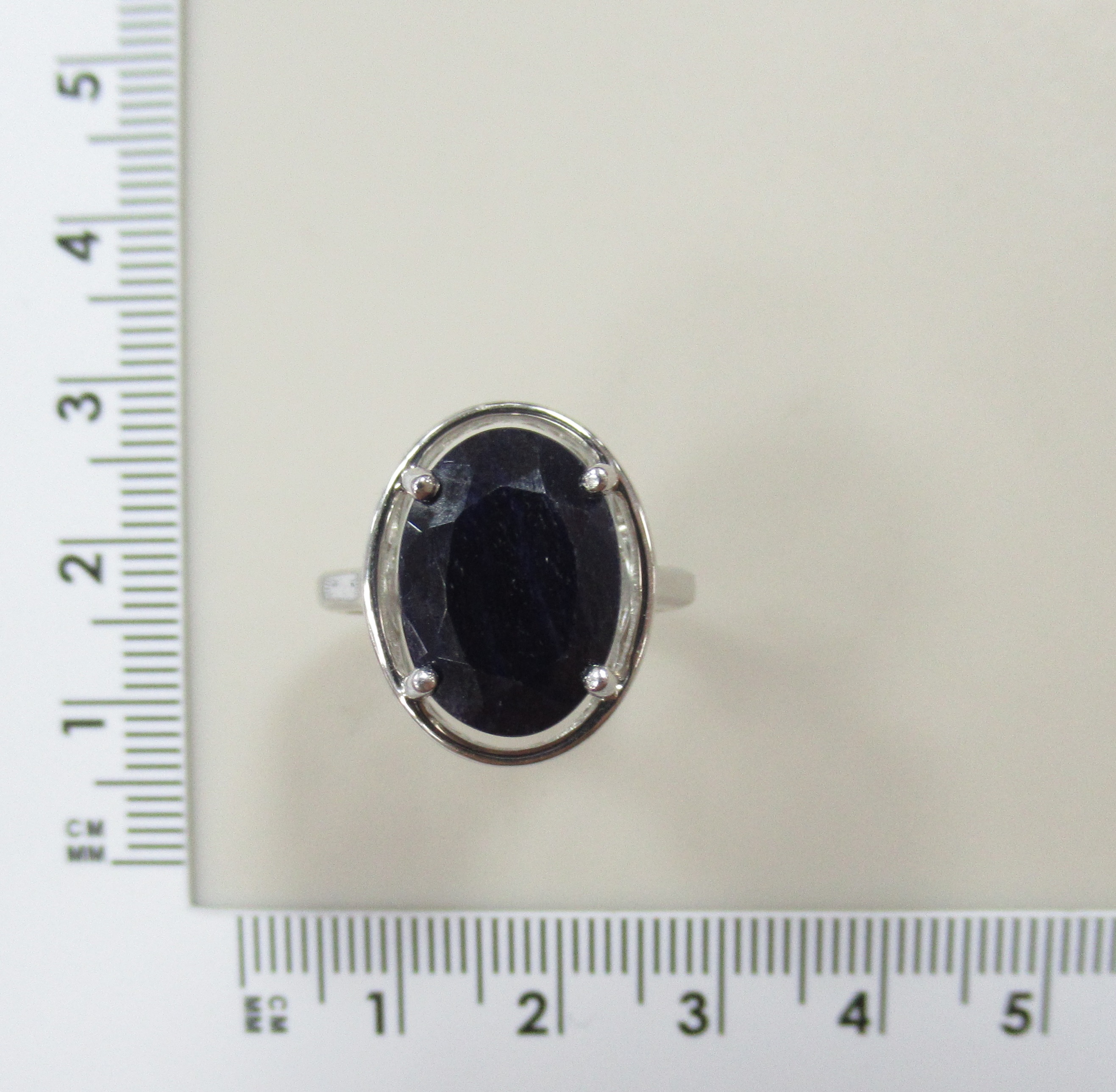 Серебряное кольцо с корундом